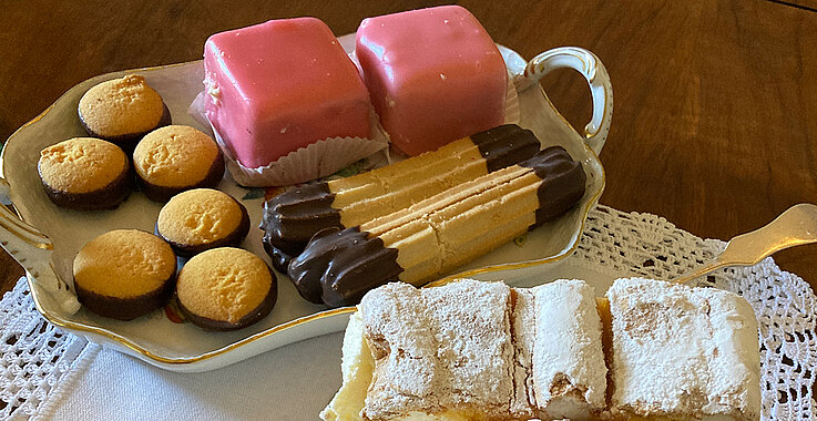 Zur SONNTAGs-Jause gab es Linzerstangerl, Kardinalschnitte, Mohnschnitte und Punschkrapfen. 