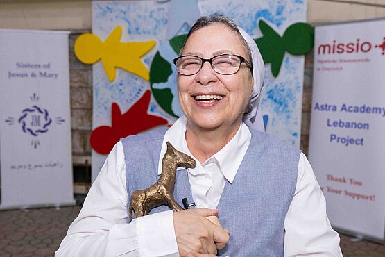 Heldin der Nächstenliebe: Große Freude empfand Schwester Annie Demerjian über ihren EMIL. Diesen hatte ihr Pater Karl Wallner im Oktober im Libanon überreicht.