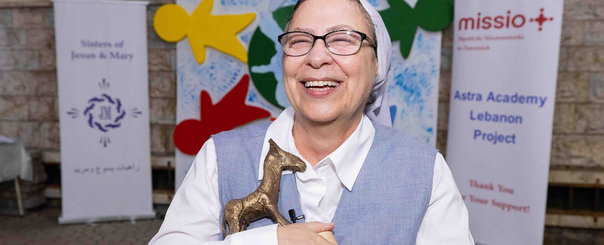 Heldin der Nächstenliebe: Große Freude empfand Schwester Annie Demerjian über ihren EMIL. Diesen hatte ihr Pater Karl Wallner im Oktober im Libanon überreicht.