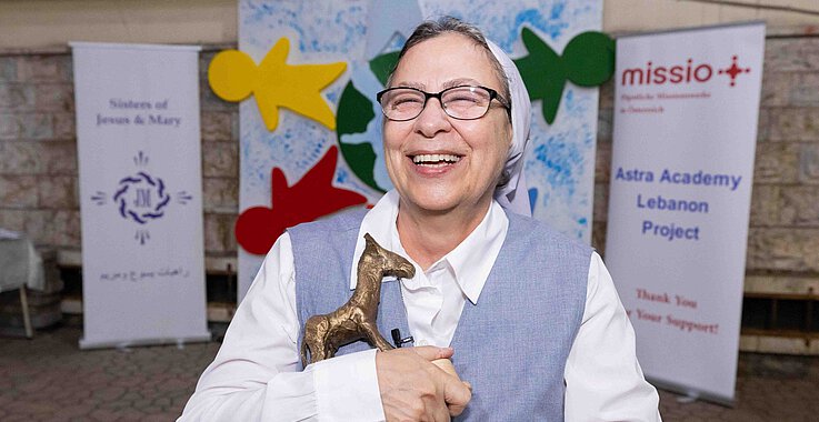 Heldin der Nächstenliebe: Große Freude empfand Schwester Annie Demerjian über ihren EMIL. Diesen hatte ihr Pater Karl Wallner im Oktober im Libanon überreicht.