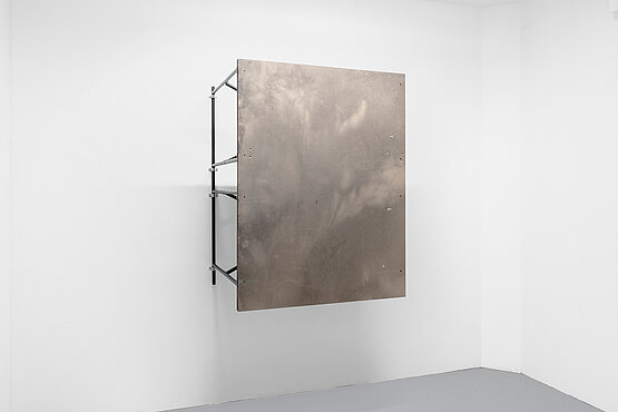 Ein an der Wand stehendes „Tisch-Bild“ wird bei Nadim Vardag zum Kunstobjekt: ein Werk, das die Aufmerksamkeit weg vom Gegenstand und hin zu den Bedingungen des Zeigens lenkt.