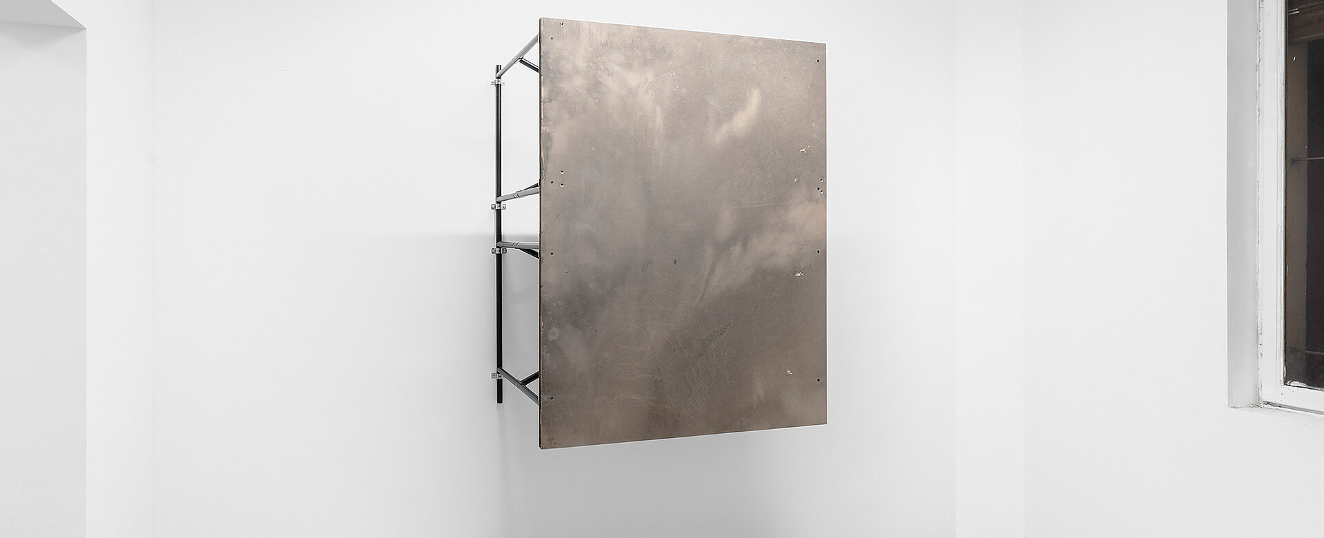 Ein an der Wand stehendes „Tisch-Bild“ wird bei Nadim Vardag zum Kunstobjekt: ein Werk, das die Aufmerksamkeit weg vom Gegenstand und hin zu den Bedingungen des Zeigens lenkt.