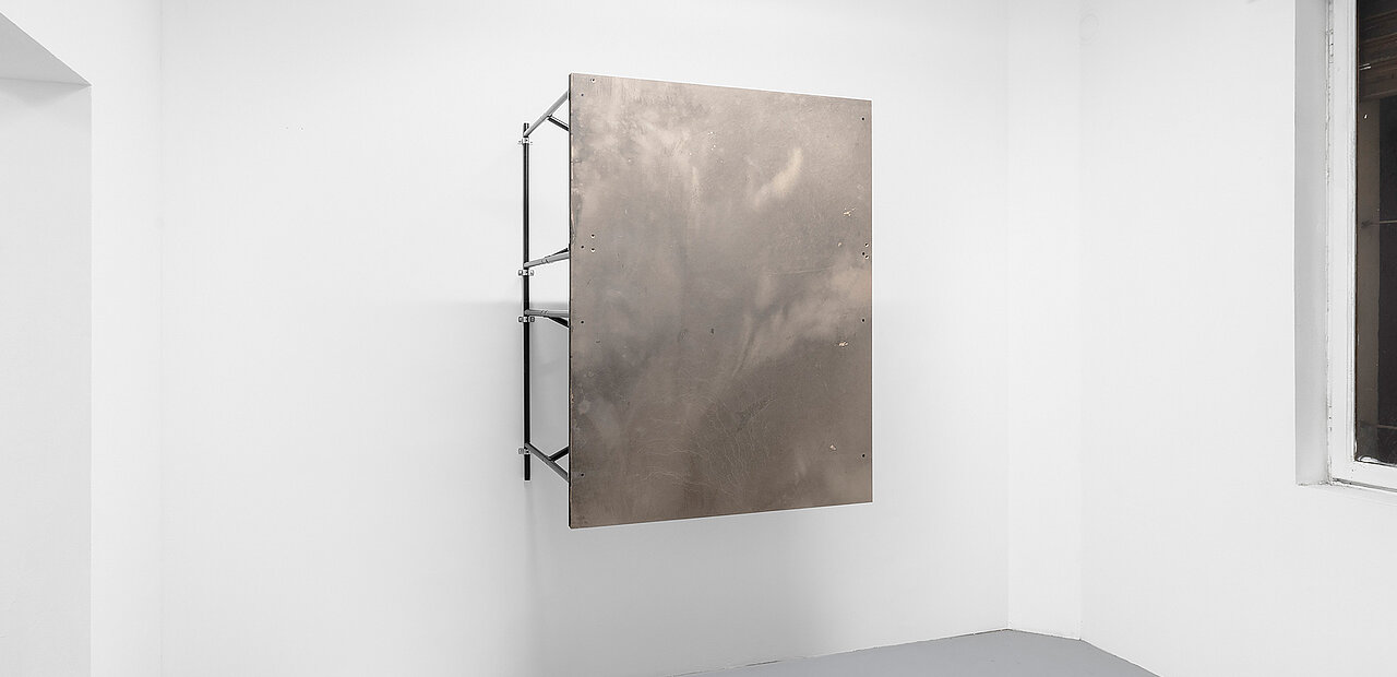 Ein an der Wand stehendes „Tisch-Bild“ wird bei Nadim Vardag zum Kunstobjekt: ein Werk, das die Aufmerksamkeit weg vom Gegenstand und hin zu den Bedingungen des Zeigens lenkt.