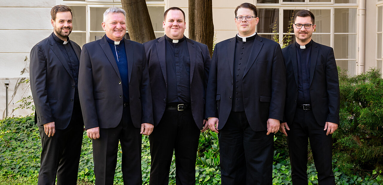 Die Neupriester von links nach rechts Matthias Aumüller, Tibor Bujdák, Michael Haller, Lukas Dominikus Albert, Jedrzej Balawender.