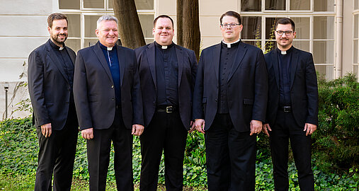 Die Neupriester von links nach rechts Matthias Aumüller, Tibor Bujdák, Michael Haller, Lukas Dominikus Albert, Jedrzej Balawender.