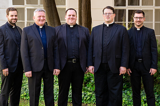 Die Neupriester von links nach rechts Matthias Aumüller, Tibor Bujdák, Michael Haller, Lukas Dominikus Albert, Jedrzej Balawender. 