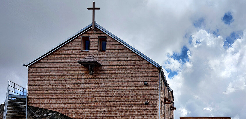 Gemütliches Refugium für Körper, Geist und Seele: Das Becherhaus mit seiner Kapelle „Maria im Schnee“. Der Aufstieg hierher dauert allerdings mindestens sechs Stunden.