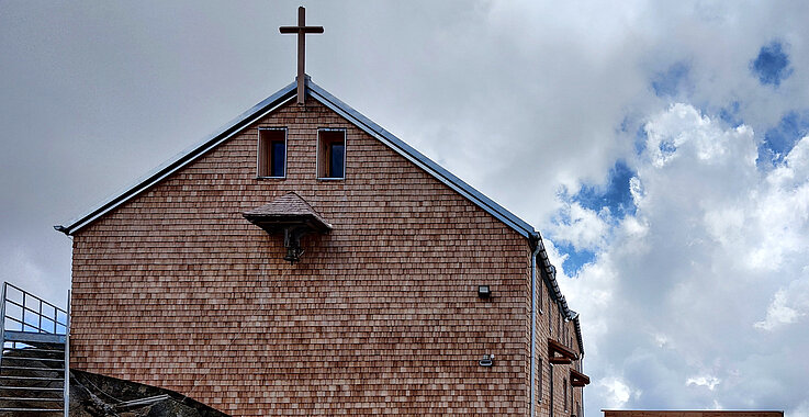 Gemütliches Refugium für Körper, Geist und Seele: Das Becherhaus mit seiner Kapelle „Maria im Schnee“. Der Aufstieg hierher dauert allerdings mindestens sechs Stunden.