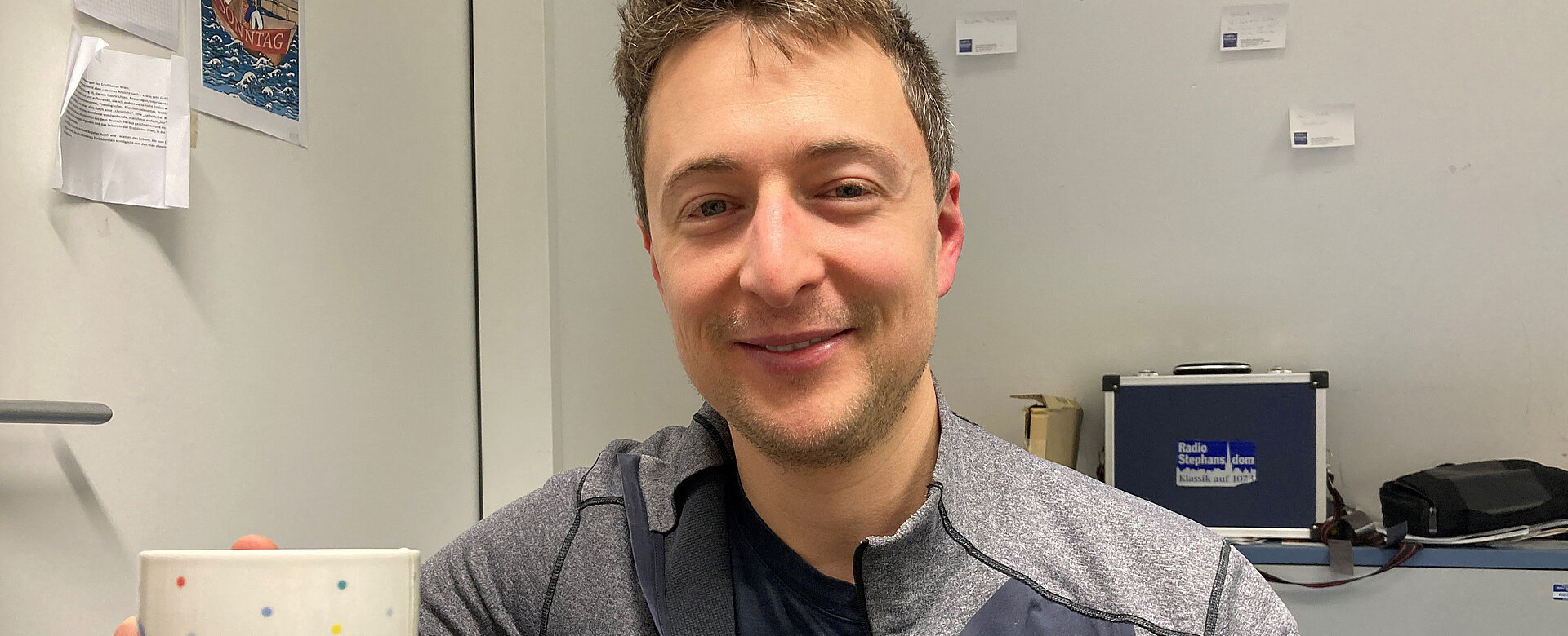 Fastentee im katholischen Häferl – Fritz Jergitsch, Chefredakteur der Tagespresse, ist aber bekennender Agnostiker.