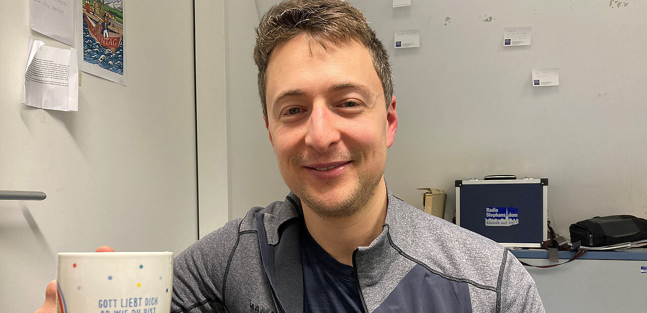 Fastentee im katholischen Häferl – Fritz Jergitsch, Chefredakteur der Tagespresse, ist aber bekennender Agnostiker.