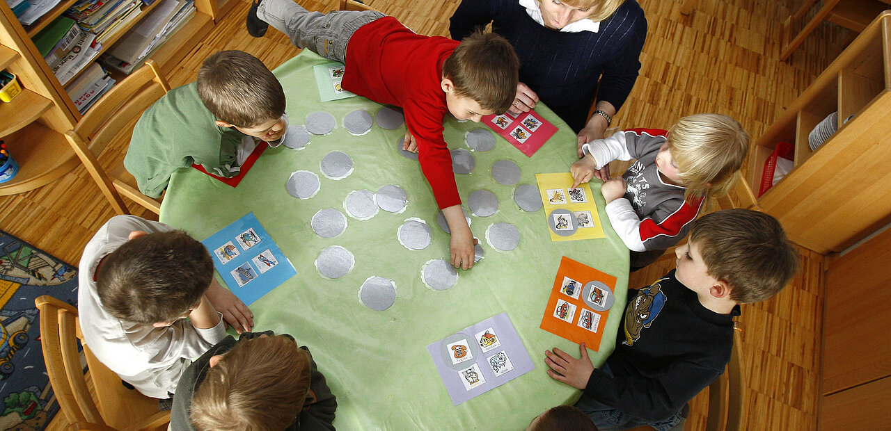 Eine Gruppe von Kindern in Pfarrkindergärten