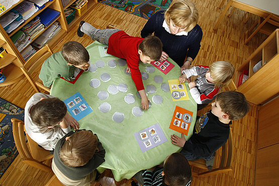 Eine Gruppe von Kindern in Pfarrkindergärten