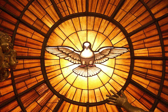 Das Fenster im Petersdom in Rom: die wohl berühmteste Darstellung des Heiligen Geistes als Taube.