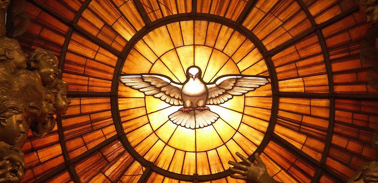 Das Fenster im Petersdom in Rom: die wohl berühmteste Darstellung des Heiligen Geistes als Taube.