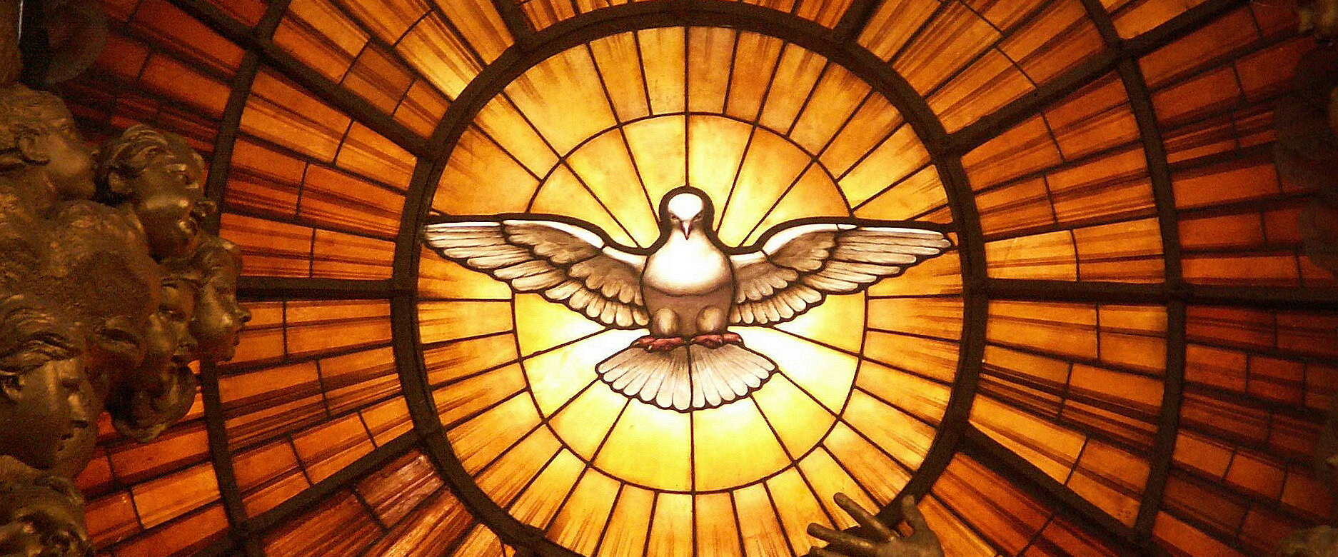 Das Fenster im Petersdom in Rom: die wohl berühmteste Darstellung des Heiligen Geistes als Taube.