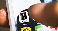 Fünf Gebetsapps als Alternativen zu „Hallow“. 