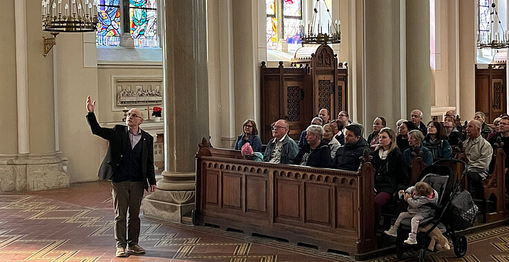 Pater Franz Pilz gab Führungen durch die Kirche. 