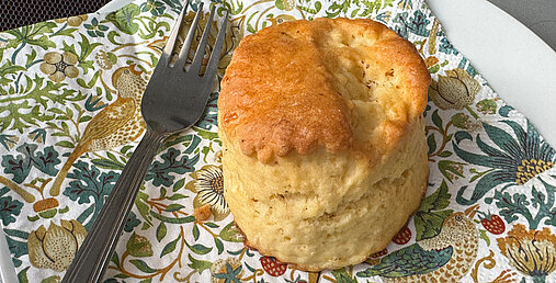 Die Scones schmecken besser mit Clotted Cream.