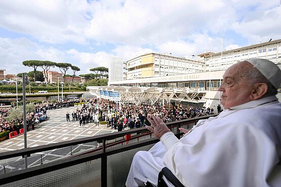 Der Papst zeigte sich am Sonntag zum ersten Mal seit seiner Erkrankung kurz öffentlich. 