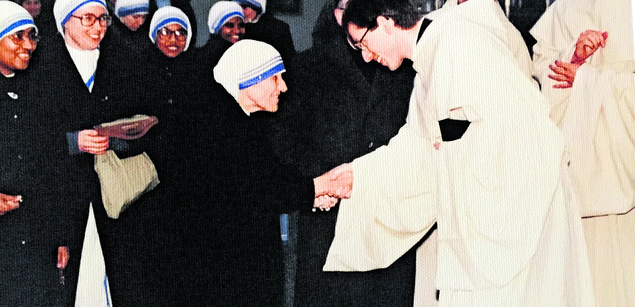 Mutter Teresa wird von den Mönchen im Stift Heiligenkreuz begrüßt