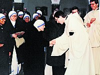Mutter Teresa wird von den Mönchen im Stift Heiligenkreuz begrüßt
