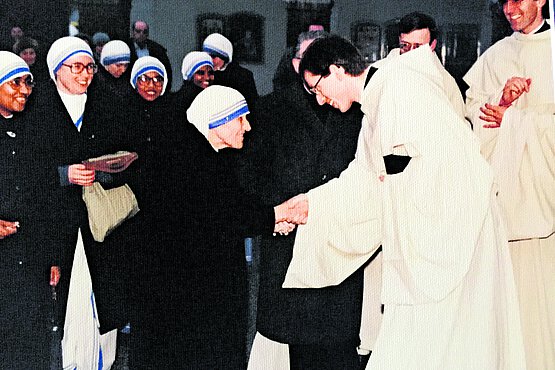 Mutter Teresa wird von den Mönchen im Stift Heiligenkreuz begrüßt