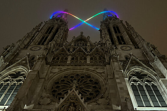 Kunstinstallation: Die Künstlerin Billi Thanner lässt eine Unendlichkeitsschleife über der Wiener Votivkirche schweben.