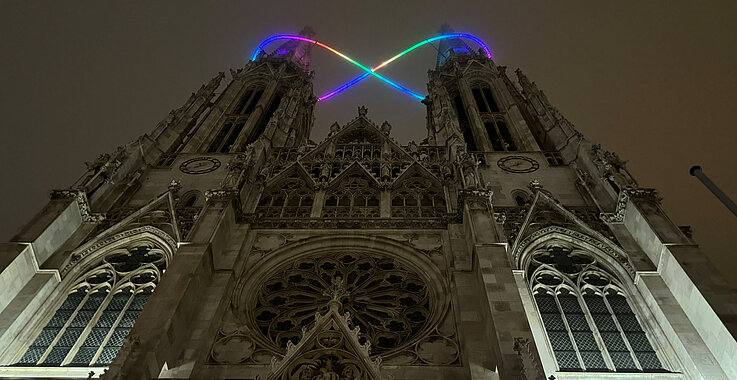 Kunstinstallation: Die Künstlerin Billi Thanner lässt eine Unendlichkeitsschleife über der Wiener Votivkirche schweben.