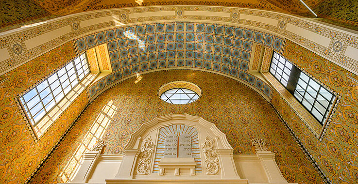 Die Synagoge von Sankt Pölten galt zur Zeit ihrer Einweihung als einer der bedeutendsten jüdischen Sakralbauten der Monarchie. Heute ist sie ein Ort des Gedenkens und ein Kulturzentrum.