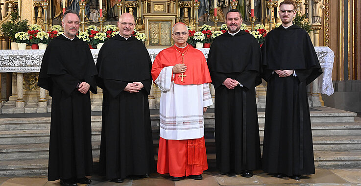Erinnerungsfoto mit einem späteren Papst. Die Wiener Augustiner und ihr berühmtester Mitbruder Robert Francis Prevost.