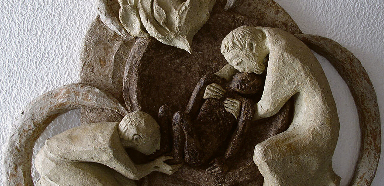 Das Keramik-Relief: Die Barmherzige Dreifaltigkeit.