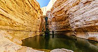 Fasten wie der Einbruch des Wassers in der Wüste. Hier ein versteckter Wasserfall am Toten Meer.