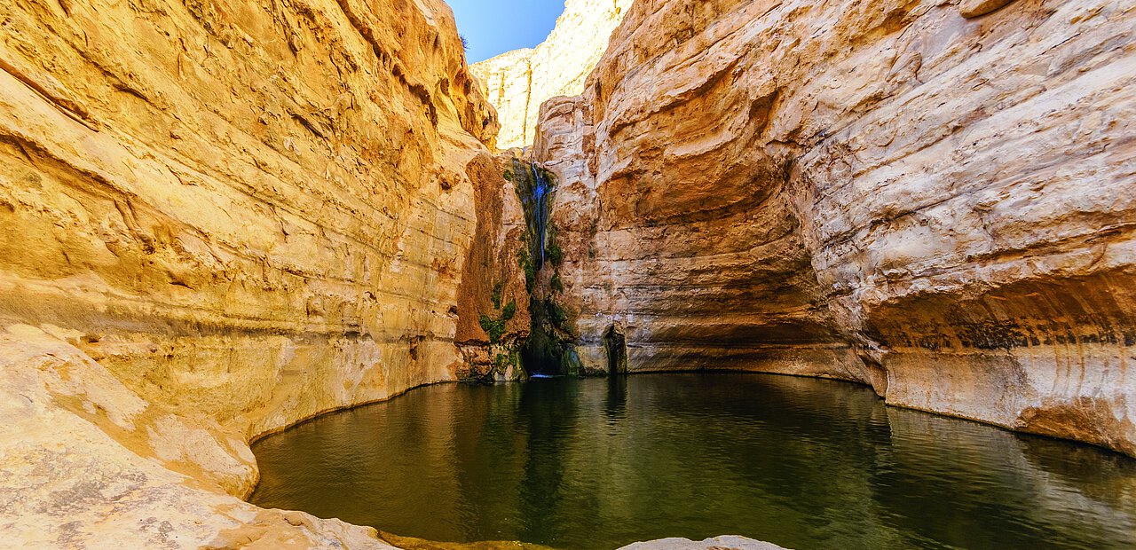 Fasten wie der Einbruch des Wassers in der Wüste. Hier ein versteckter Wasserfall am Toten Meer.