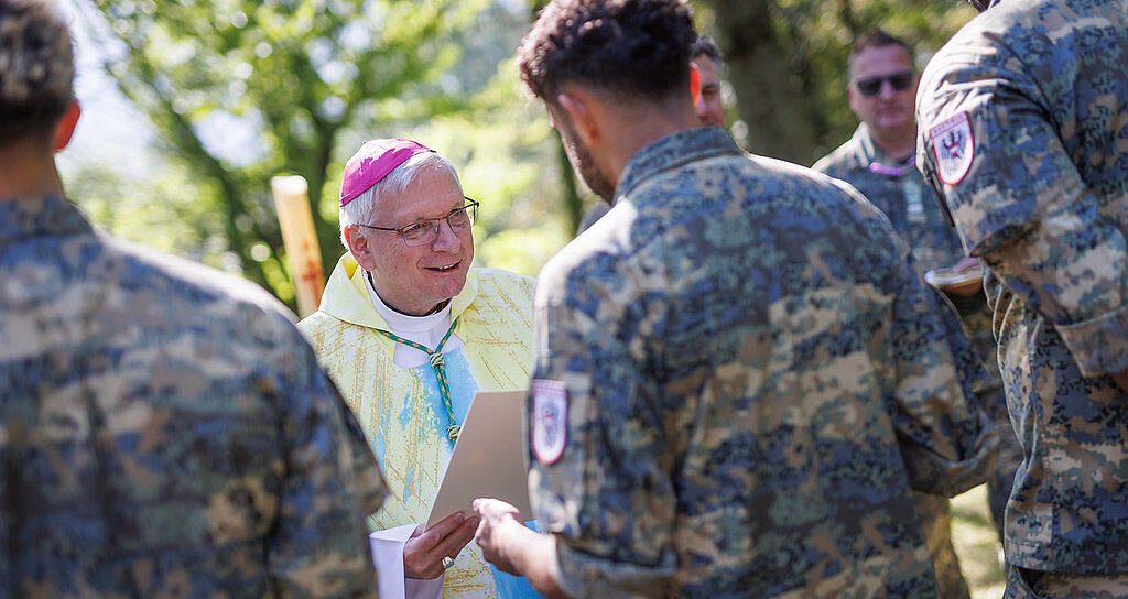 Immer mit dabei: Militärbischof Werner Freistetter bei der Soldatenwallfahrt in Lourdes.