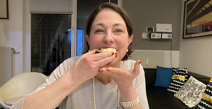 Sophie Lauringer isst ein Brot mit Liptauer-Aufstrich.