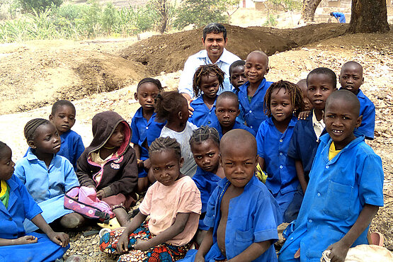 Pater Sen Vellakada mit afrikanischen Kindern