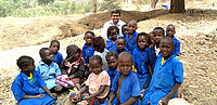 Pater Sen Vellakada mit afrikanischen Kindern