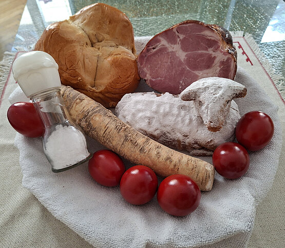 Osterjause mit Ei, Schinken und Lamm.