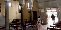 Mann verlässt Kirche