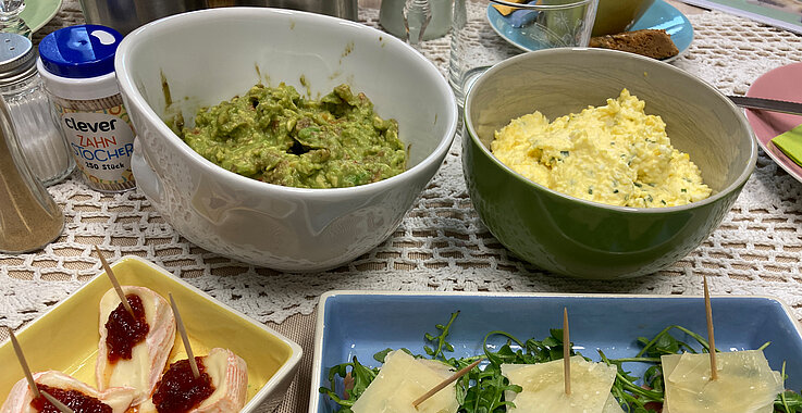 Zu Essen gab es eine pikante Silvester-Jause mit Ei- und Avocadoaufstrich.
