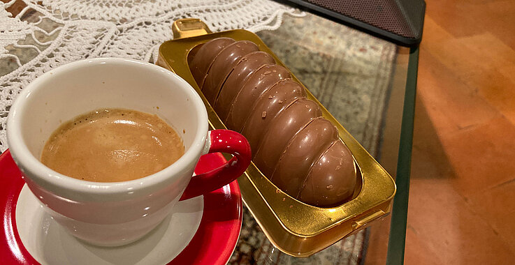 Eine Tasse Kaffe mit einem Zaunerstollen.