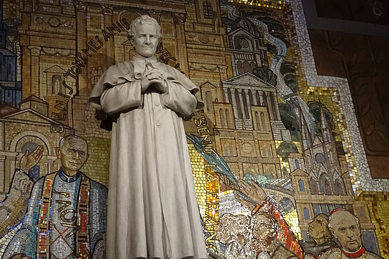 Eine Statue des heiligen Don Boscos in Paris. 