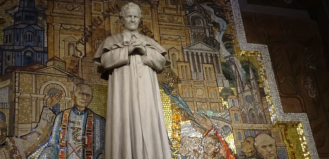 Eine Statue des heiligen Don Boscos in Paris. 