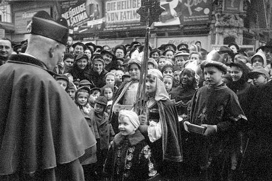 Sternsinger 1953 umringt von vielen Menschen vor dem Stephansdom