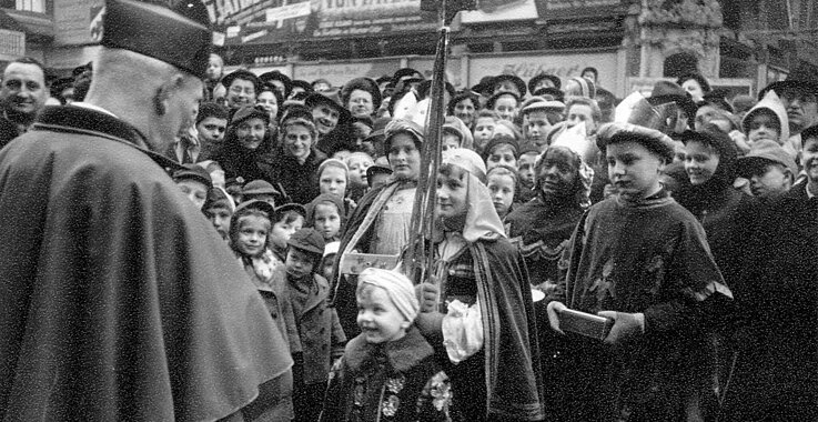Sternsinger 1953 umringt von vielen Menschen vor dem Stephansdom