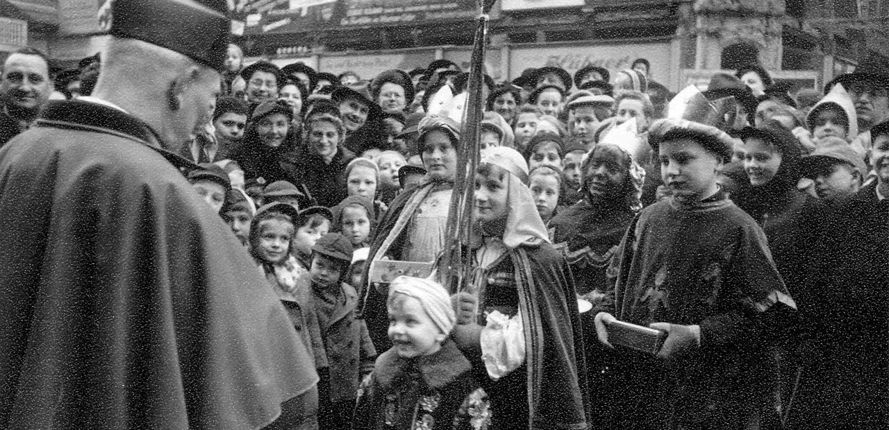 Kardinal Theodor Innitzer mit den Sternsingern