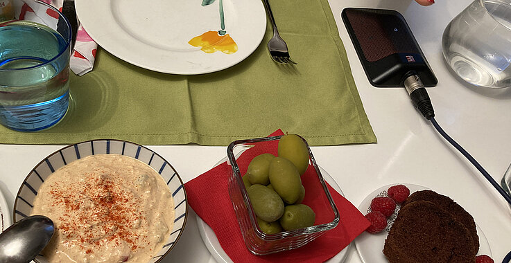 Liptauer und Oliven auf dem gedeckten Tisch
