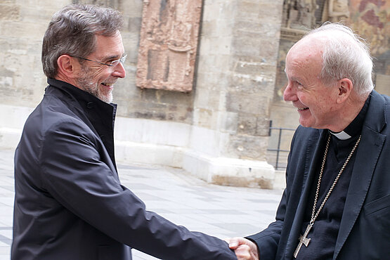 Ein „Handshake“ zwischen dem neuen Erzbischof, Josef Grünwidl und seinem Vorgänger Kardinal Christoph Schönborn. 