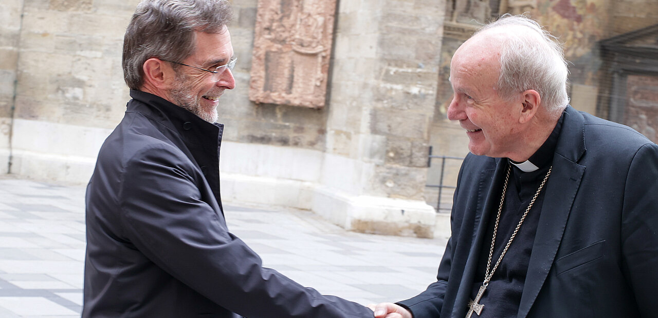 Ein „Handshake“ zwischen dem neuen Erzbischof, Josef Grünwidl und seinem Vorgänger Kardinal Christoph Schönborn.