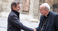 Ein „Handshake“ zwischen dem neuen Erzbischof, Josef Grünwidl und seinem Vorgänger Kardinal Christoph Schönborn. 